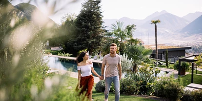 Wellnessurlaub - Dorf Tirol - Gemütlich durch die Gartenlandschaft des Hohenwart flanieren. - Hotel Hohenwart