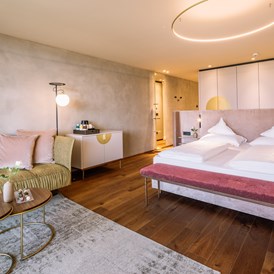 Wellnesshotel: Die neuen Doppelzimmer Deluxe Laugenspitz in warmen Beerentönen - Hotel Hohenwart