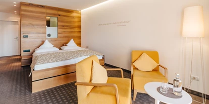 Wellnessurlaub - Dorf Tirol - Das Doppelzimmer Arnika im alpinen Tiroler Chick - Hotel Hohenwart