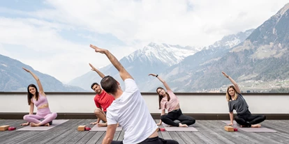 Wellnessurlaub - Dorf Tirol - Yoga mit Aussicht auf der Hohenwart Dachterrasse - Hotel Hohenwart