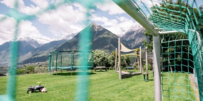 Wellnessurlaub - Dorf Tirol - Großer Kinderspielplatz mit Trampolin - für unsere jungen Gäste - Hotel Hohenwart