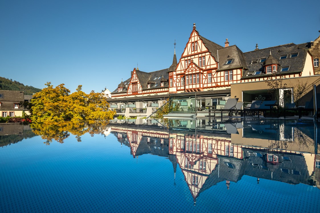 Wellnesshotel: Außenansicht
Blick über den Infinity Pool zum Fachwerkhaus - Moselschlösschen Spa & Resort