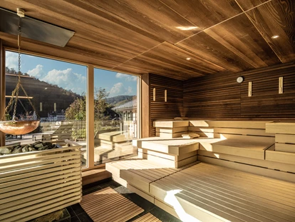 Wellnessurlaub - Kelberg - Biosauna
In der 18 m² großen Biosauna aus Espen- und Akazienholz entspannen Sie mit Panoramablick. Durch die niedrigen Temperaturen bis zu 60°C und erhöhter Luftfeuchtigkeit sind Biosaunen auch für Saunaanfänger hervorragend geeignet. - Moselschlösschen Spa & Resort