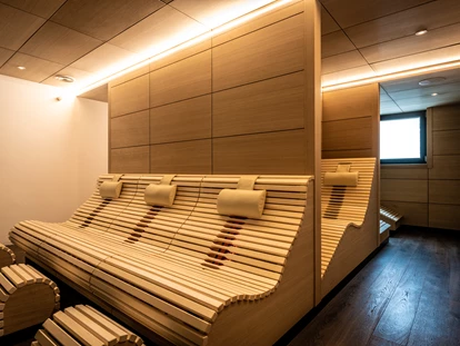 Wellnessurlaub - Kelberg - Infrarotsauna
Ein besonderes Saunaerlebnis erfahren Sie in der Infrarotsauna. Hier wird ebenfalls geschwitzt, allerdings mit einer anderen Hitze. Die Raumtemperaturen sind mit 35-50°C deutlich geringer, dafür wird der Körper durch die direkten Infrarotstrahlen erwärmt. Beim Saunieren in der Infrarotsauna trifft die Wärme nicht nur auf den Körper, sondern wirkt auch tief unter der Haut. - Moselschlösschen Spa & Resort