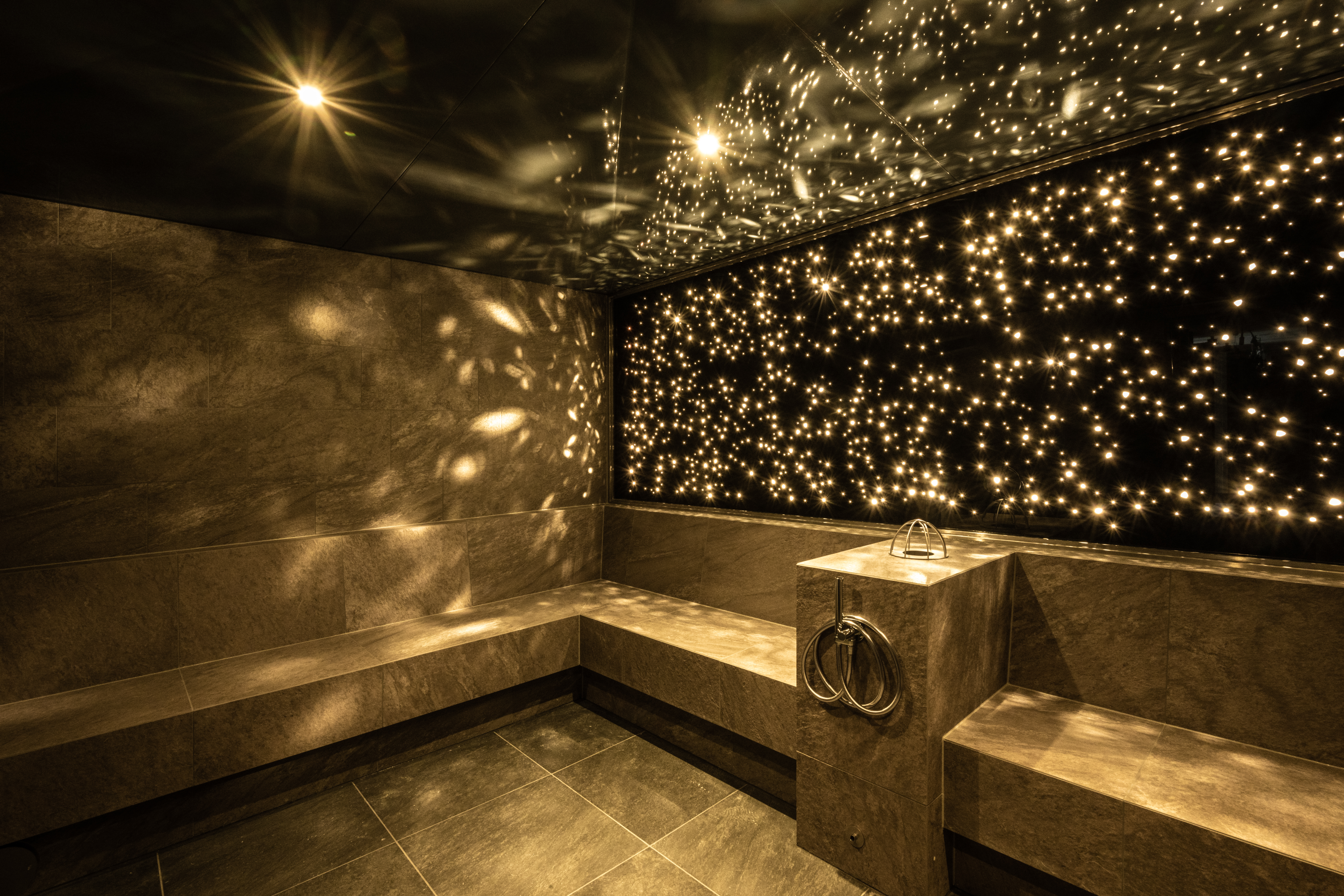 Wellnesshotel: Dampfbad
Manche mögen‘s heiß – andere bevorzugen das Dampfbad. 

Mit Temperaturen um 45°C schwitzt es sich hier dennoch genauso gut! Im Dampfbad sorgt die hohe Luftfeuchtigkeit für ein gestärktes Immunsystem, wirkt entschlackend und entspannt Ihre Muskeln von Kopf bis Fuß. Das außergewöhnliche Design begleitet Sie in Ihren Entspannungsmoment. - Moselschlösschen Spa & Resort