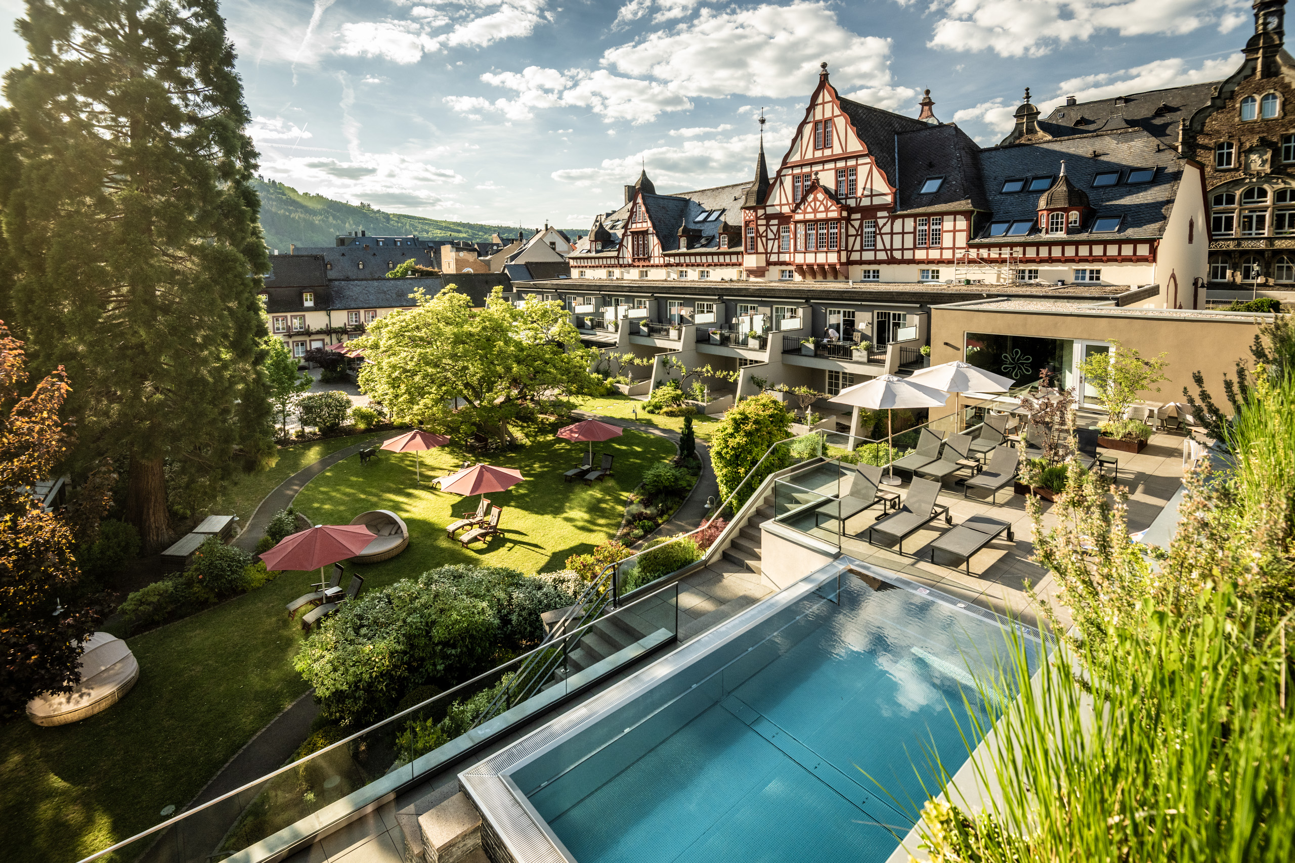 Wellnessurlaub - Rheinland-Pfalz - Außenansicht
Blick über den Infinity Pool zum Fachwerkhaus - Moselschlösschen Spa & Resort