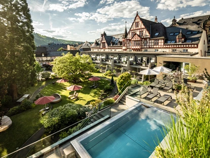 Wellnessurlaub - Kelberg - Außenansicht
Blick über den Infinity Pool zum Fachwerkhaus - Moselschlösschen Spa & Resort