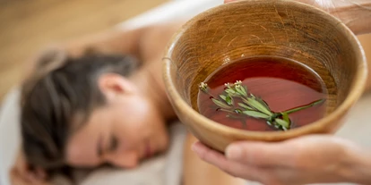 Wellnessurlaub - Umgebungsschwerpunkt: Berg - Dambach (Ilz) - Massagen und Körperbehandlungen mit Signature Almritual - Almwellness Hotel Pierer