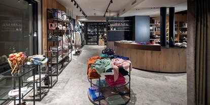 Wellnessurlaub - Umgebungsschwerpunkt: Berg - Dambach (Ilz) - Almboutique - regionale Schmankerl, Accessoires und feine Sachen für Zuhause - Almwellness Hotel Pierer