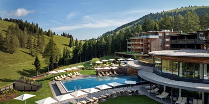 Wellnessurlaub - Umgebungsschwerpunkt: Berg - Dambach (Ilz) - Außenansicht Sommer - Almwellness Hotel Pierer