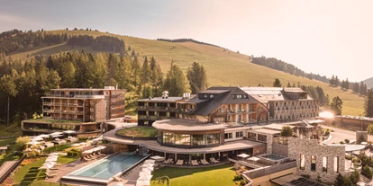 Wellnessurlaub - Umgebungsschwerpunkt: Berg - Dambach (Ilz) - Herbst-Außenansicht - Almwellness Hotel Pierer