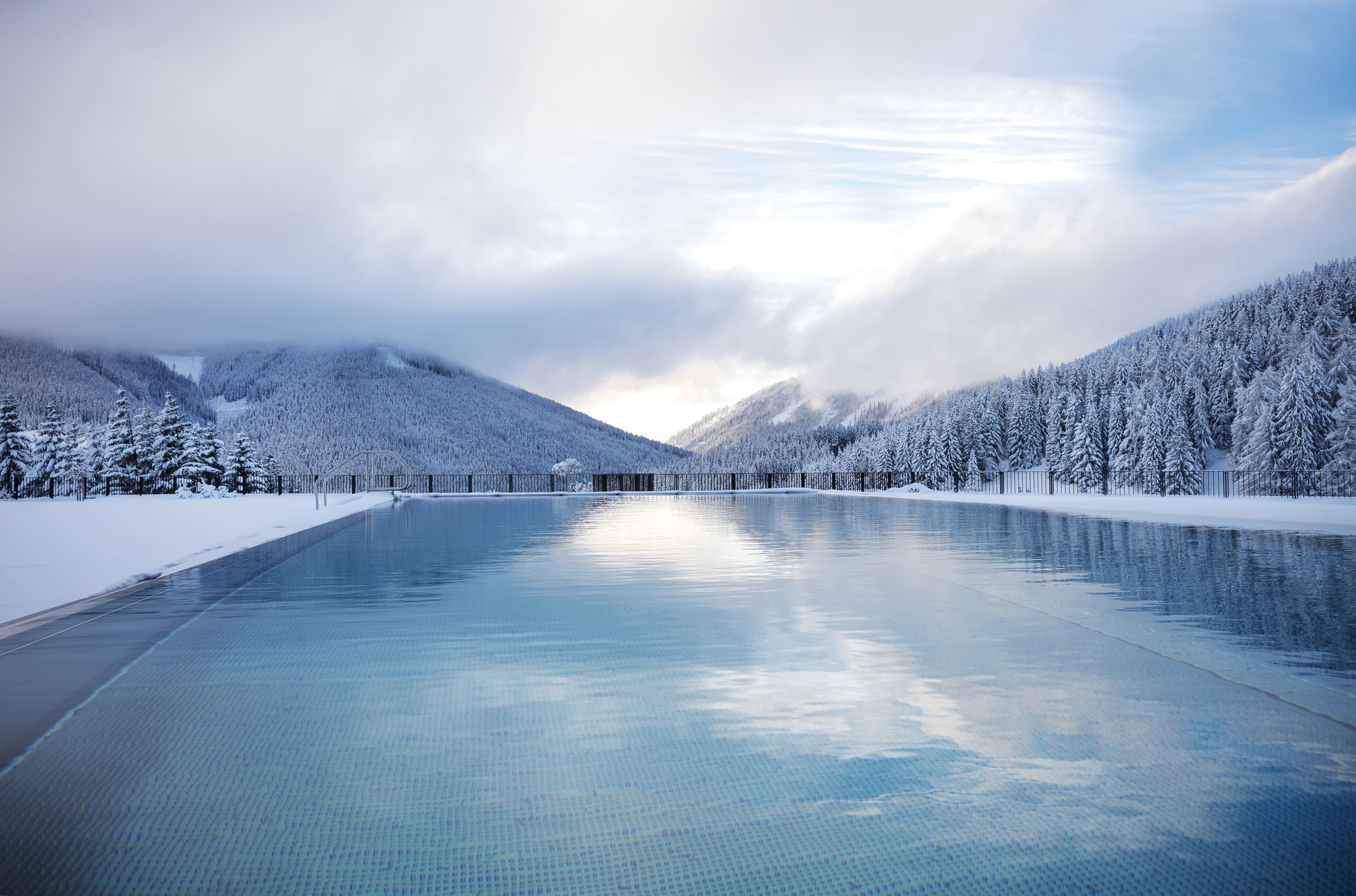 Wellnessurlaub - Oststeiermark - Infinity-Pool Winter - Almwellness Hotel Pierer