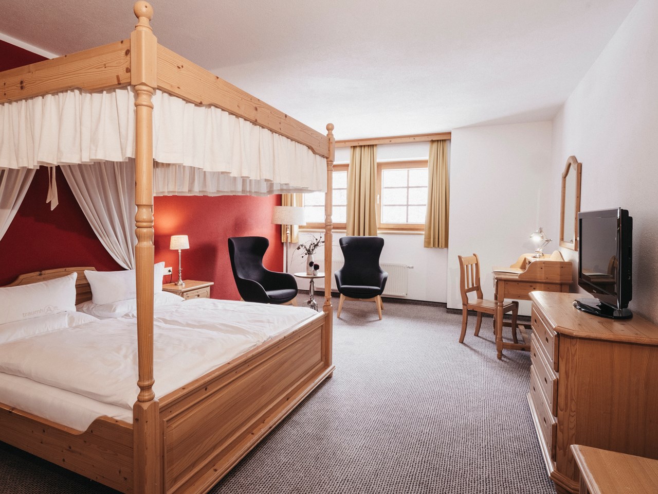 Almwellness-Resort Tuffbad Zimmerkategorien Himmelbett-Zimmer ohne Balkon 'Morgensonne' S/O