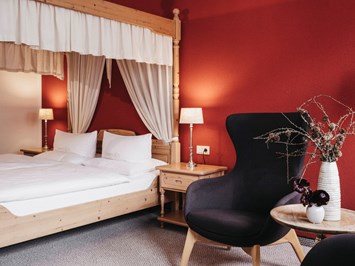 Almwellness-Resort Tuffbad Zimmerkategorien Himmelbett-Zimmer mit Balkon "Morgensonne"