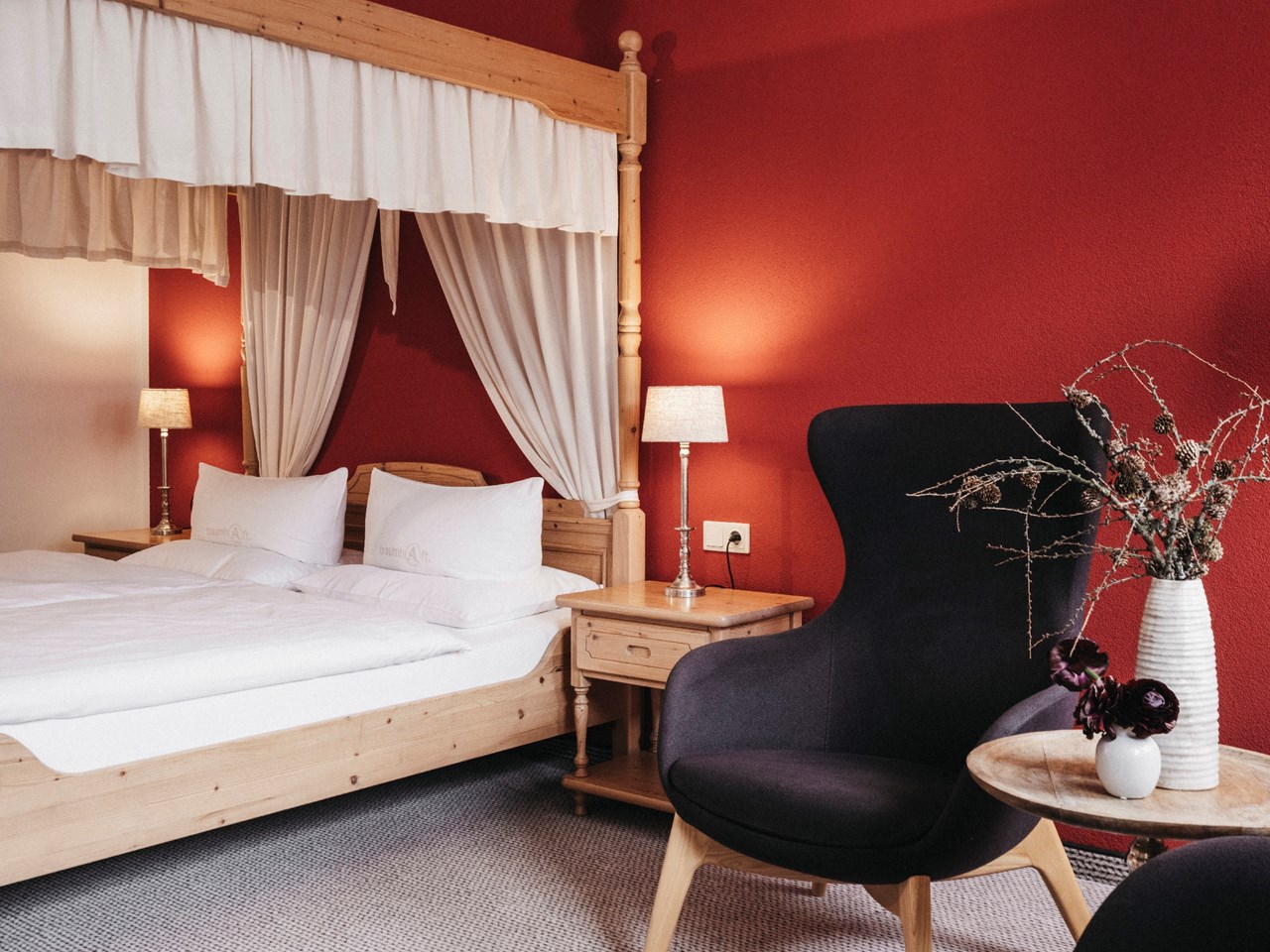 Almwellness-Resort Tuffbad Zimmerkategorien Himmelbett-Zimmer ohne Balkon "Wieseralm" S/W