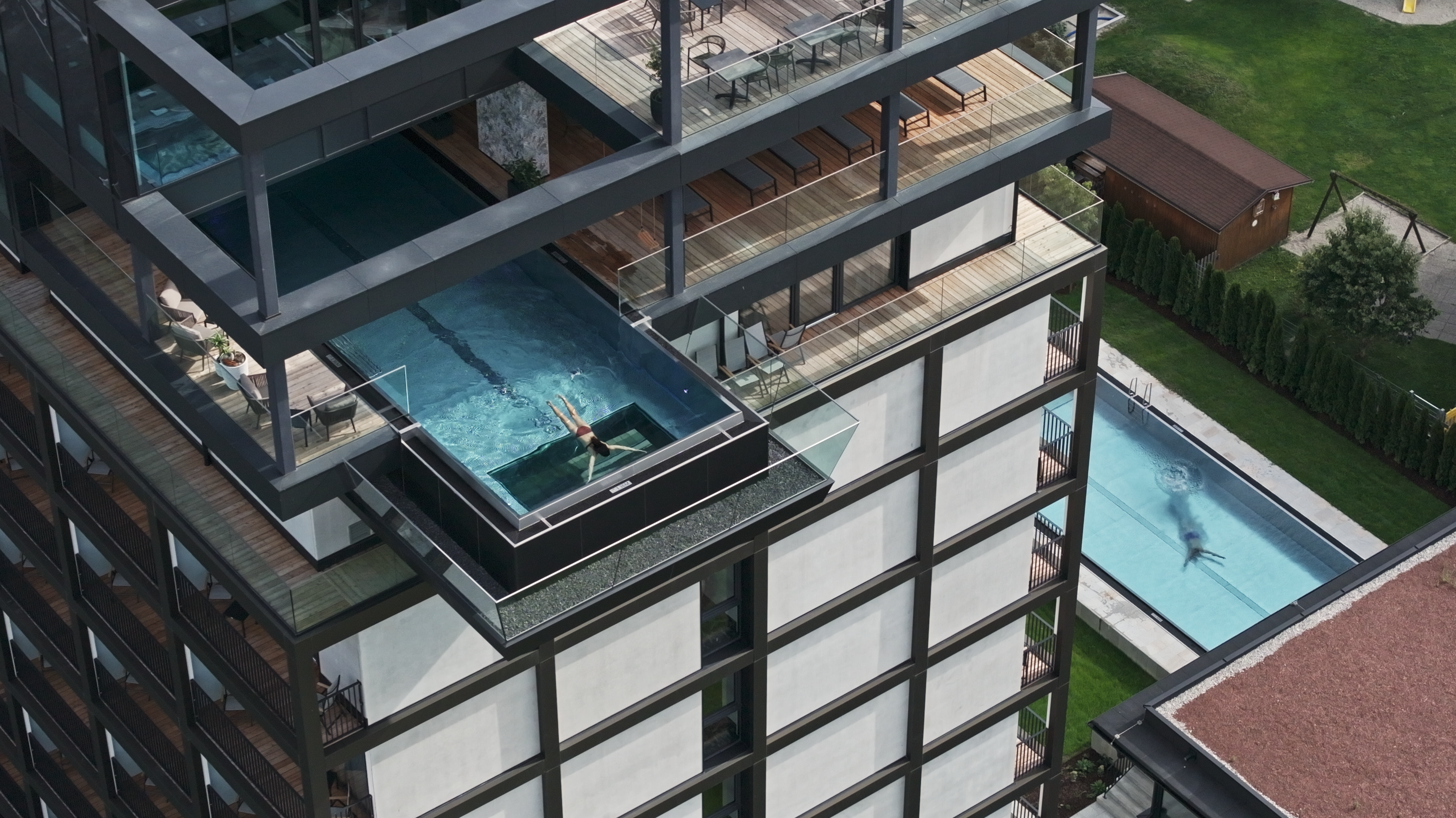 Wellnesshotel: Außenansicht mit SKY-Pool in 36 m Höhe und Außenpool (indoor und outdoor) im Wellnessgarten. - Hotel FREIGOLD