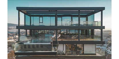 Wellnessurlaub - Finnische Sauna - Perg - SKY-Pool mit Schaukeln in 36 m Höhe - Hotel FREIGOLD
