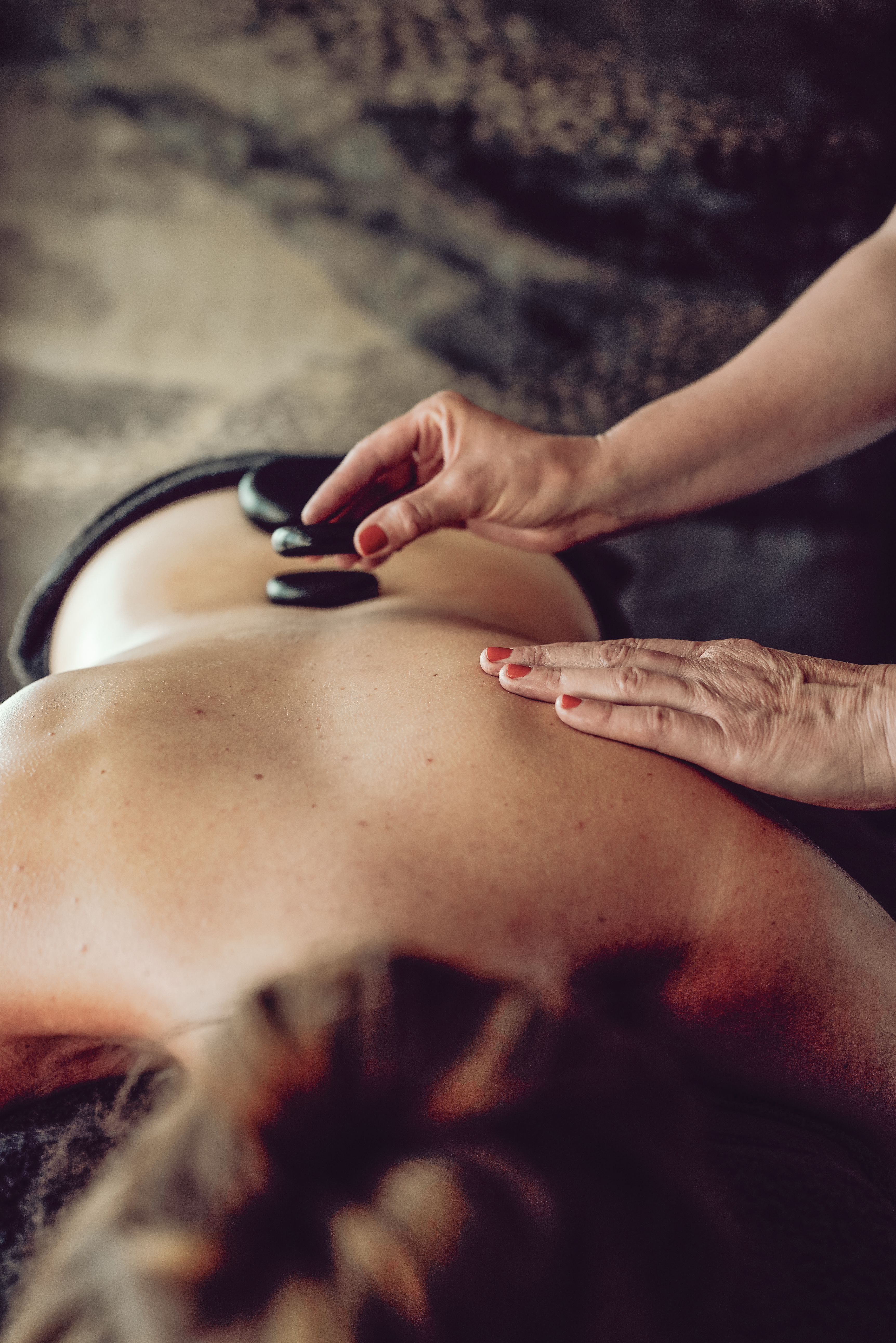 Wellnesshotel: Hot Stone Massage in unseren Wolkenzimmern im 8. Stock - Hotel FREIGOLD
