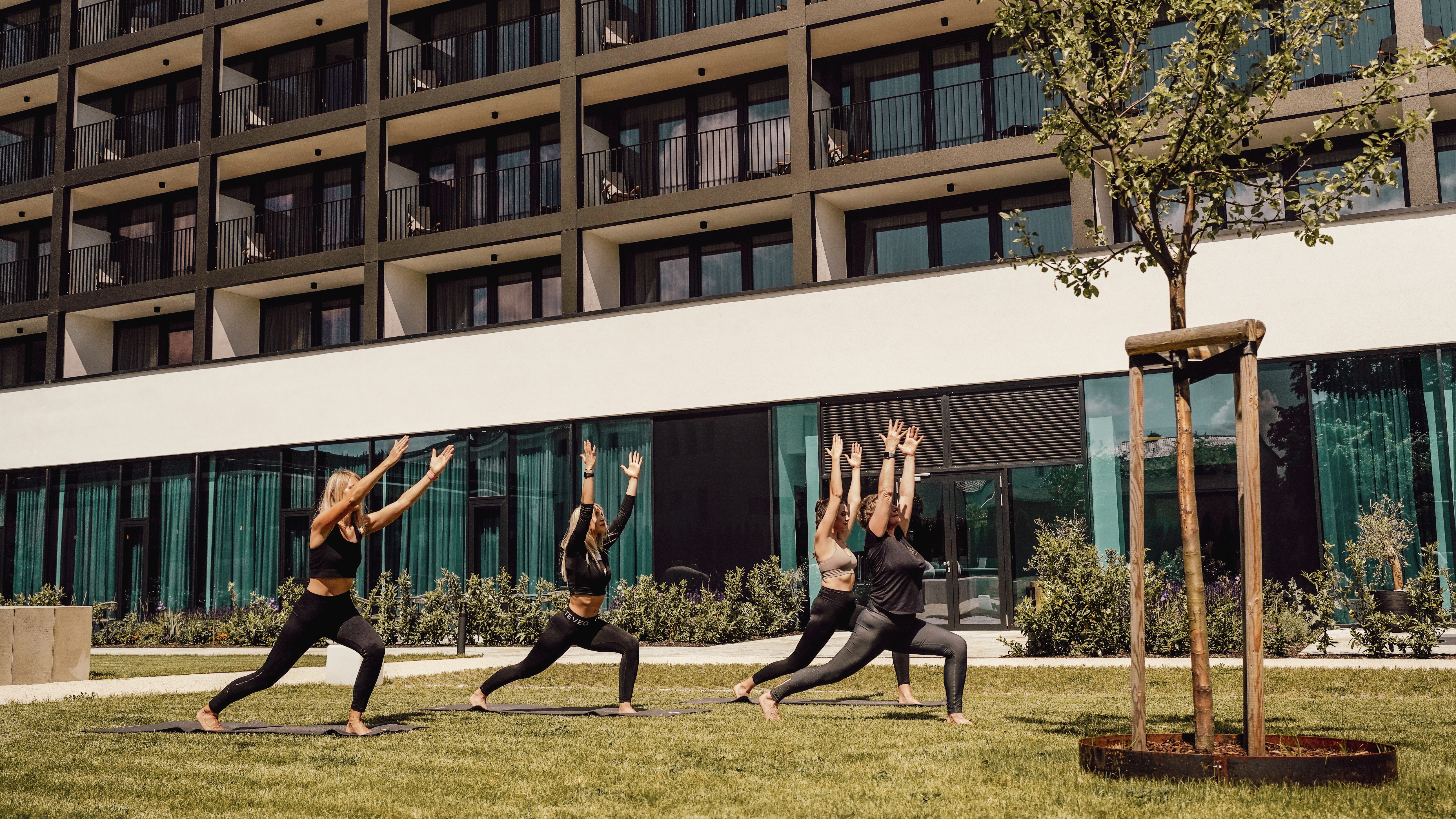 Wellnesshotel: Yoga im Wellnessgarten - Hotel FREIGOLD