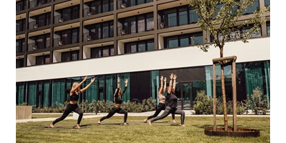 Wellnessurlaub - Finnische Sauna - Perg - Yoga im Wellnessgarten - Hotel FREIGOLD
