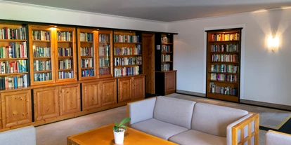 Wellnessurlaub - Fußreflexzonenmassage - Nehren (Tübingen) - Bibliothek - Hotel Schwarzwald Freudenstadt