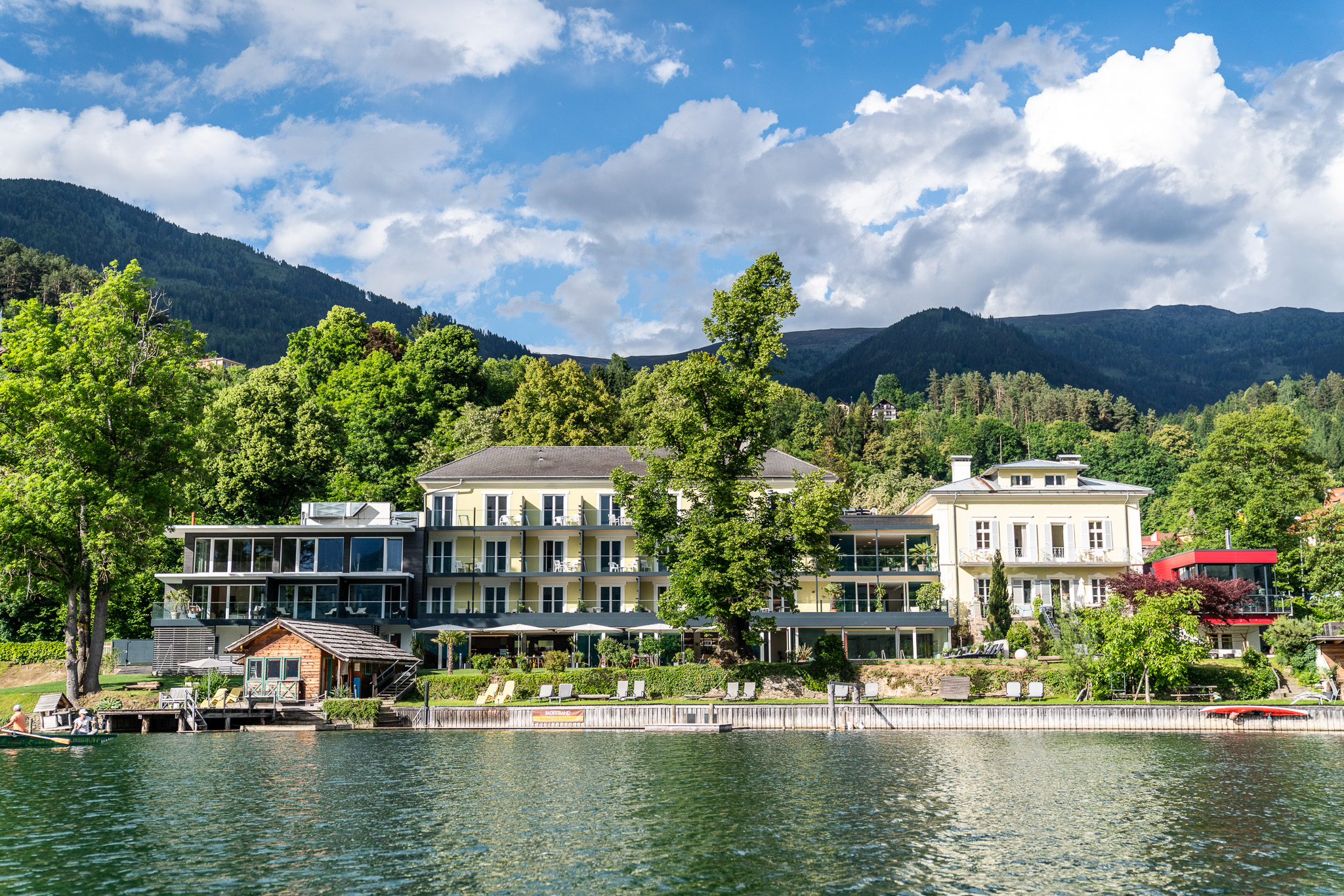 Wellnesshotel: Blick vom See auf die Villa Postillion - Villa Postillion am See
