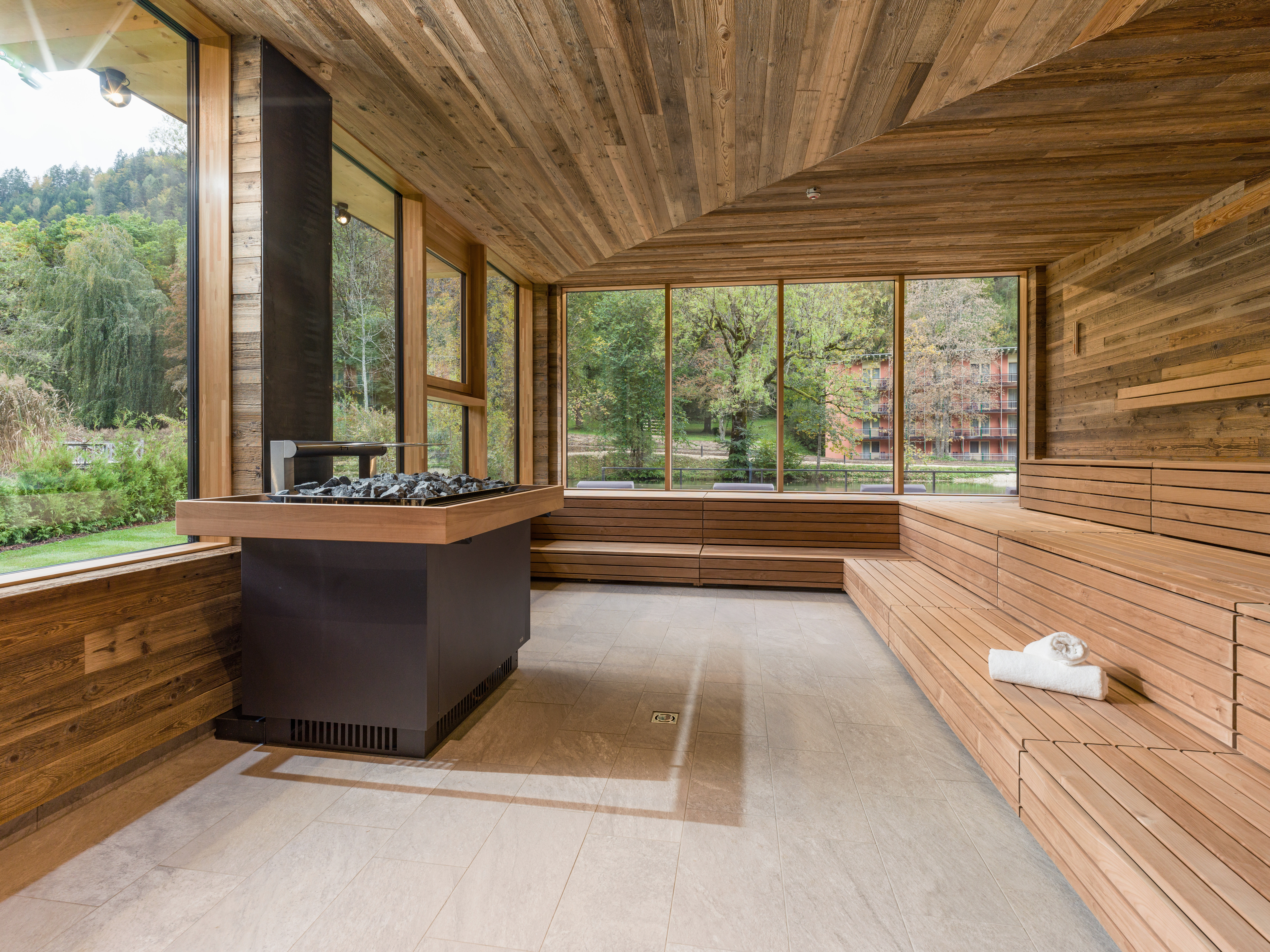 Vivea 4* Hotel Bad Eisenkappel Saunen und Bäder im Detail Panorama-Zirben-Salzstein-Sauna