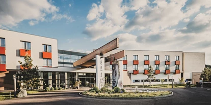 Wellnessurlaub - Umgebungsschwerpunkt: am Land - Gramatneusiedl - Eingang zum Hotel - Linsberg Asia - HOTEL, THERME & SPA LINSBERG ASIA****S (EXKLUSIV FÜR GÄSTE AB 16 JAHREN)