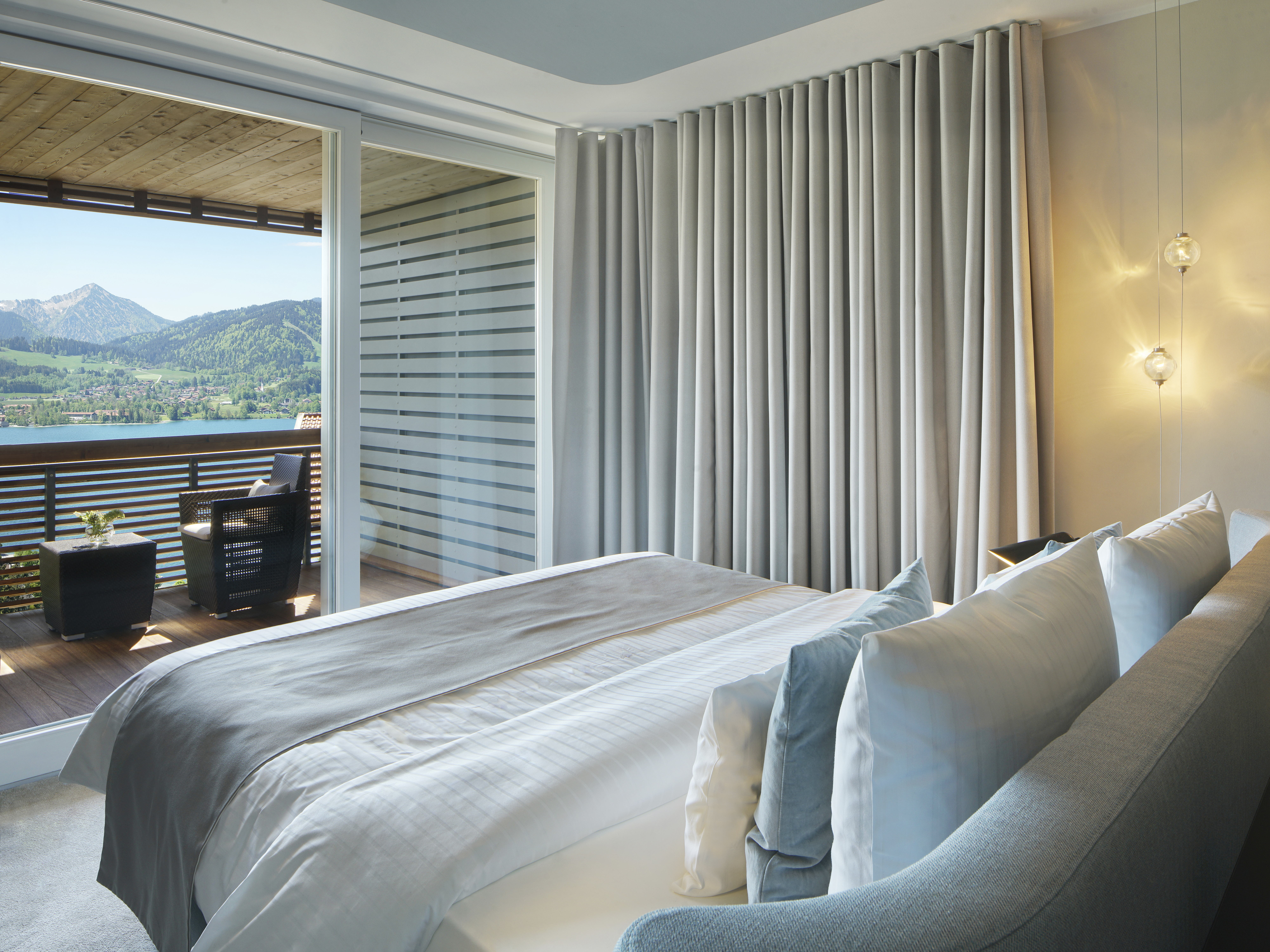 Hotel - DAS TEGERNSEE Zimmerkategorien Deluxe Doppelzimmer mit Seeblick | Haus Wallberg