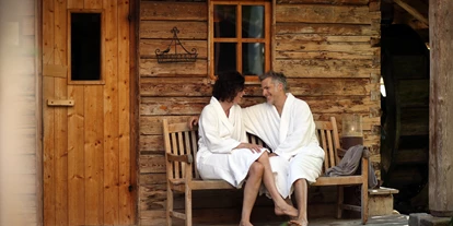 Wellnessurlaub - Finnische Sauna - Perg - Paar vor der Mühlensauna - RelaxResort Kothmühle