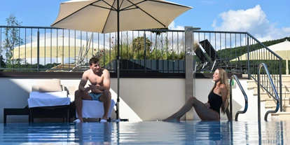 Wellnessurlaub - Adults only - Purkersdorf (Purkersdorf) - Paar am Pool - Schlosspark Mauerbach