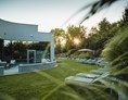 Wellnesshotel: Der idyllische Garten Eden des SILENT SPA lädt zum Verweilen und Entspannen ein. © Therme Laa_Pflanzl Media   - Therme Laa - Hotel & Silent Spa