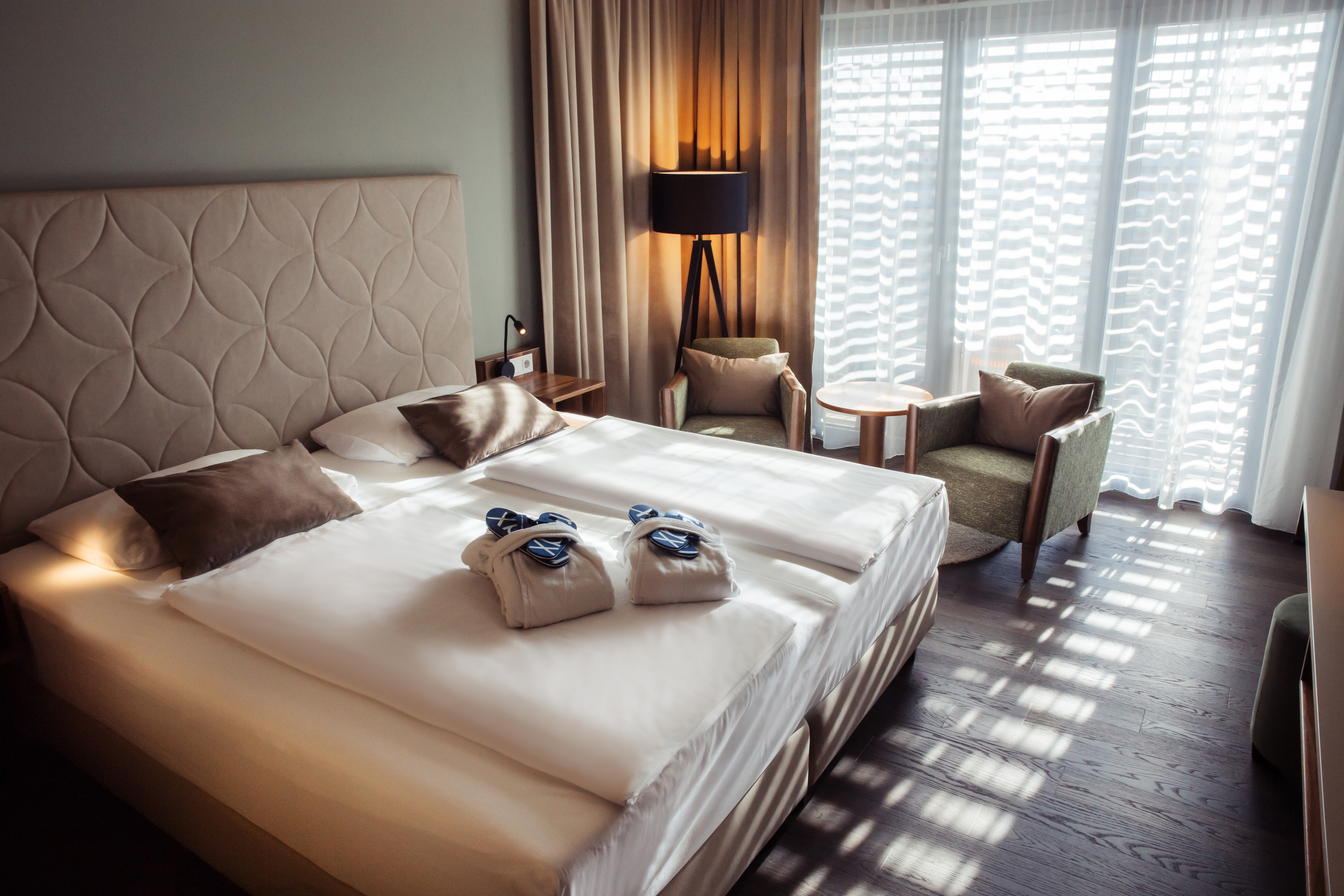 Wellnesshotel: Sie wollten schon immer genügend Raum für sich und eine besondere Auszeit vom Alltag? Dann ist das SILENT CLUB Zimmer Ihr idealer Rückzugsort nach einem erholsamen Wohlfühltag in der weitläufigen Wasser- und Saunawelt der Therme Laa. © Therme Laa - Therme Laa - Hotel & Silent Spa