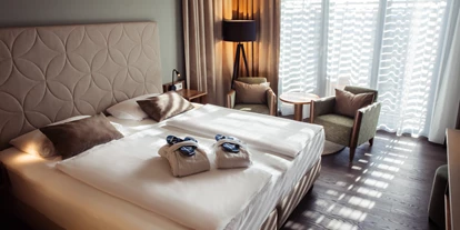Wellnessurlaub - Verpflegung: Halbpension - Großnondorf (Guntersdorf) - Sie wollten schon immer genügend Raum für sich und eine besondere Auszeit vom Alltag? Dann ist das SILENT CLUB Zimmer Ihr idealer Rückzugsort nach einem erholsamen Wohlfühltag in der weitläufigen Wasser- und Saunawelt der Therme Laa. © Therme Laa - Therme Laa - Hotel & Silent Spa