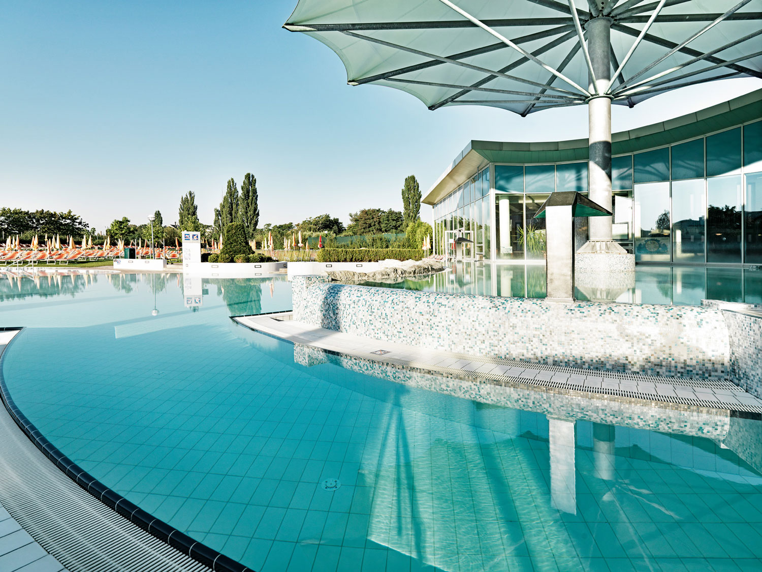Wellnesshotel: "Eintauchen & Abschalten" lautet das Motto in der Therme Laa inmitten des malerischen Weinviertels. Ob für Klein oder Groß - Hier findet jeder das passende Angebot. © Therme Laa - Therme Laa - Hotel & Silent Spa