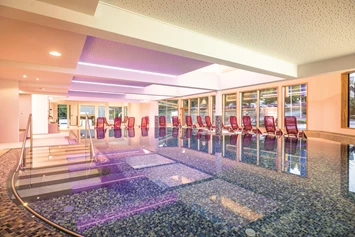 Wellnesshotel: Schwimmbad innen - Vivea 4* Hotel Bad Schönau Zum Landsknecht