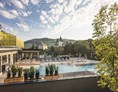 Wellnesshotel: ganzjährig beheiztes Außenschwimmbecken - Vivea Gesundheitshotel Bad Schönau Zum Landsknecht