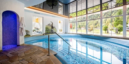 Wellnessurlaub - Pilates - Indoor-Pool mit Ausblick auf die Bergwelt - 4-Sterne-Superior Alpin Spa Hotel die Post in Südtirol