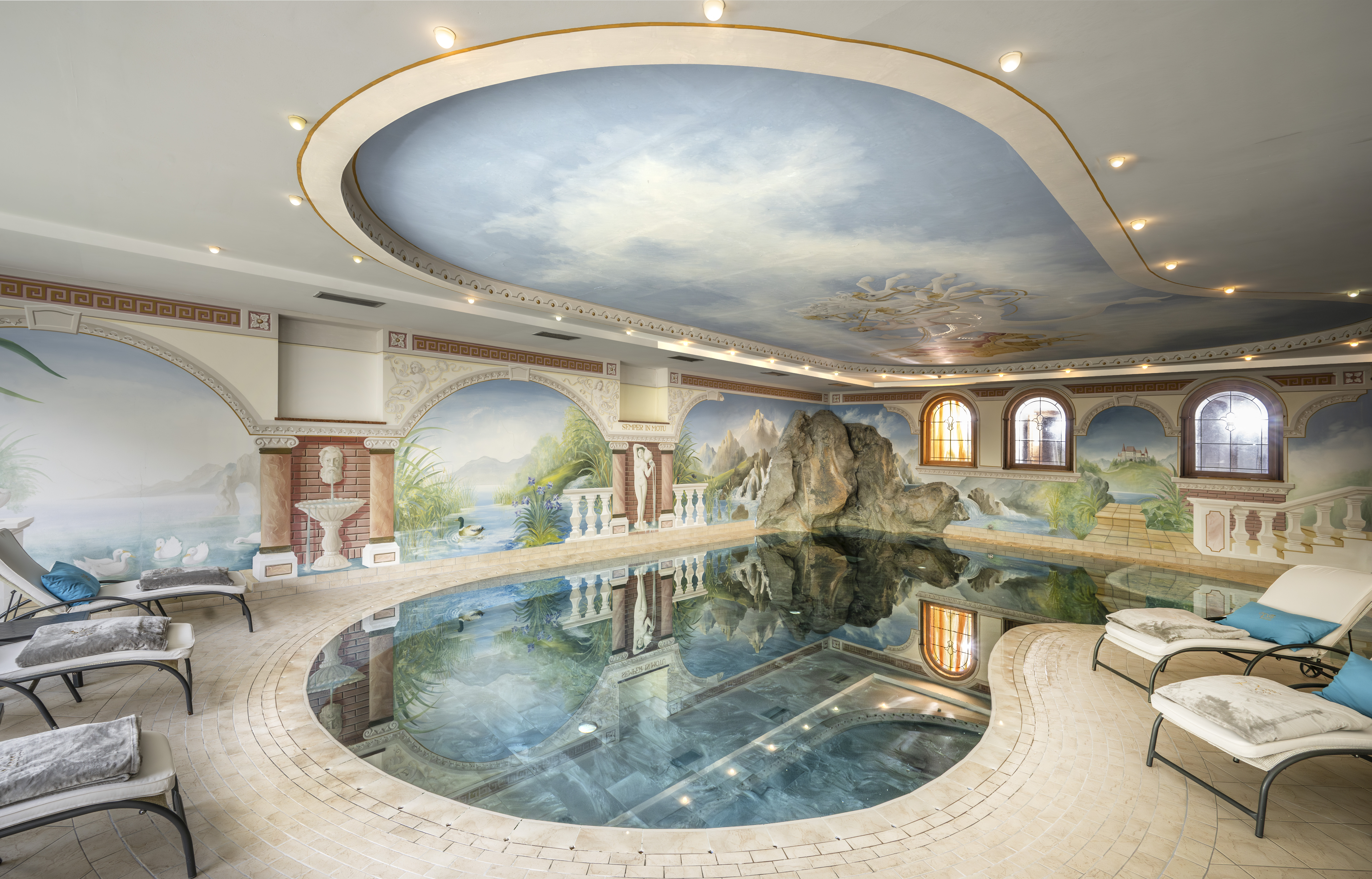 Wellnessurlaub - Hunde: erlaubt - Südtirol  - Indoor-Pool mit Ruheliegen im Alpin Spa Bereich - 4-Sterne-Superior Alpin Spa Hotel die Post in Südtirol