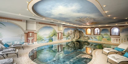 Wellnessurlaub - Pilates - Indoor-Pool mit Ruheliegen im Alpin Spa Bereich - 4-Sterne-Superior Alpin Spa Hotel die Post in Südtirol
