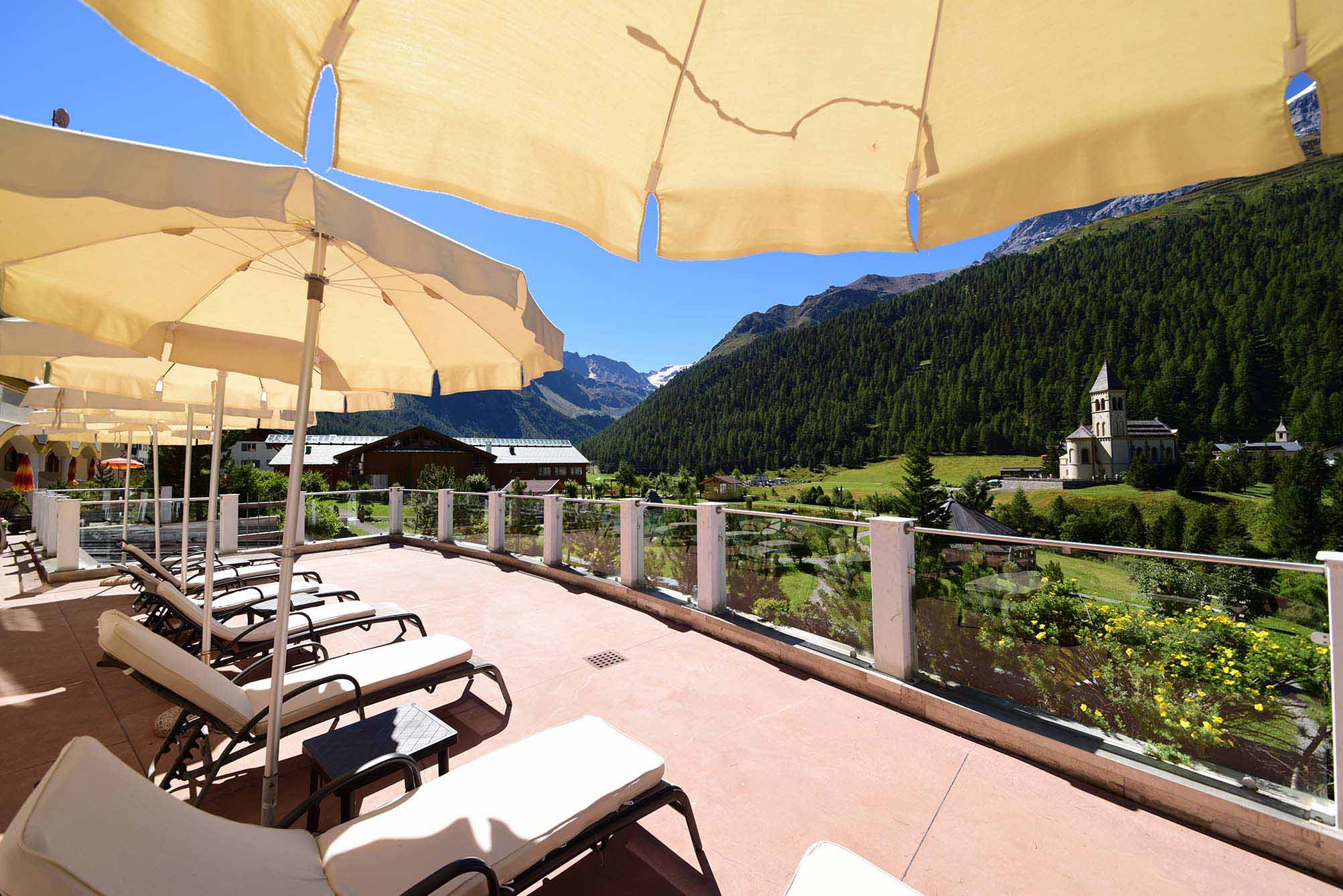 Wellnesshotel: Relaxen auf der Sonnenterrasse mit Ausblick auf die Ortlergruppe - 4-Sterne-Superior Alpin Spa Hotel die Post in Südtirol