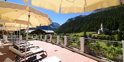 Wellnessurlaub - Pilates - Relaxen auf der Sonnenterrasse mit Ausblick auf die Ortlergruppe - 4-Sterne-Superior Alpin Spa Hotel die Post in Südtirol