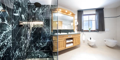 Wellnessurlaub - Pilates - Modernes Badezimmer - 4-Sterne-Superior Alpin Spa Hotel die Post in Südtirol