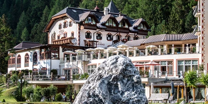 Wellnessurlaub - Pilates - Außenansicht Hotel im Sommer - 4-Sterne-Superior Alpin Spa Hotel die Post in Südtirol