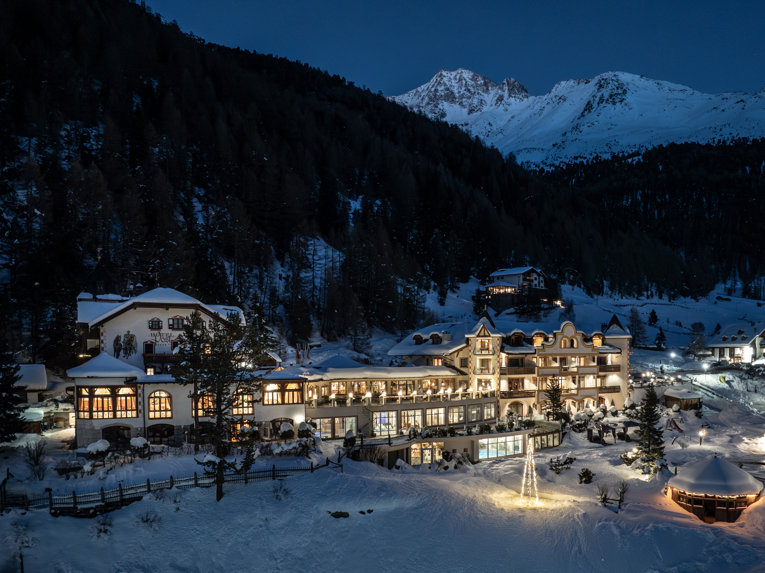 Wellnesshotel: Außenansicht Alpin Spa Hotel die Post am Fuße des König Ortler im Winter bei Nacht - 4-Sterne-Superior Alpin Spa Hotel die Post in Südtirol