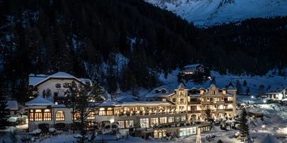 Wellnessurlaub - Pilates - Außenansicht Alpin Spa Hotel die Post am Fuße des König Ortler im Winter bei Nacht - 4-Sterne-Superior Alpin Spa Hotel die Post in Südtirol