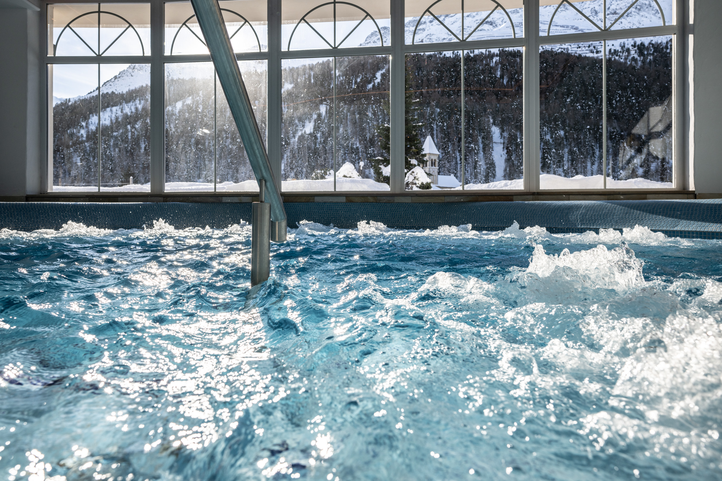 Wellnesshotel: Whirlpool mit Panorama-Ausblick - 4-Sterne-Superior Alpin Spa Hotel die Post in Südtirol