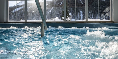 Wellnessurlaub - Pilates - Whirlpool mit Panorama-Ausblick - 4-Sterne-Superior Alpin Spa Hotel die Post in Südtirol