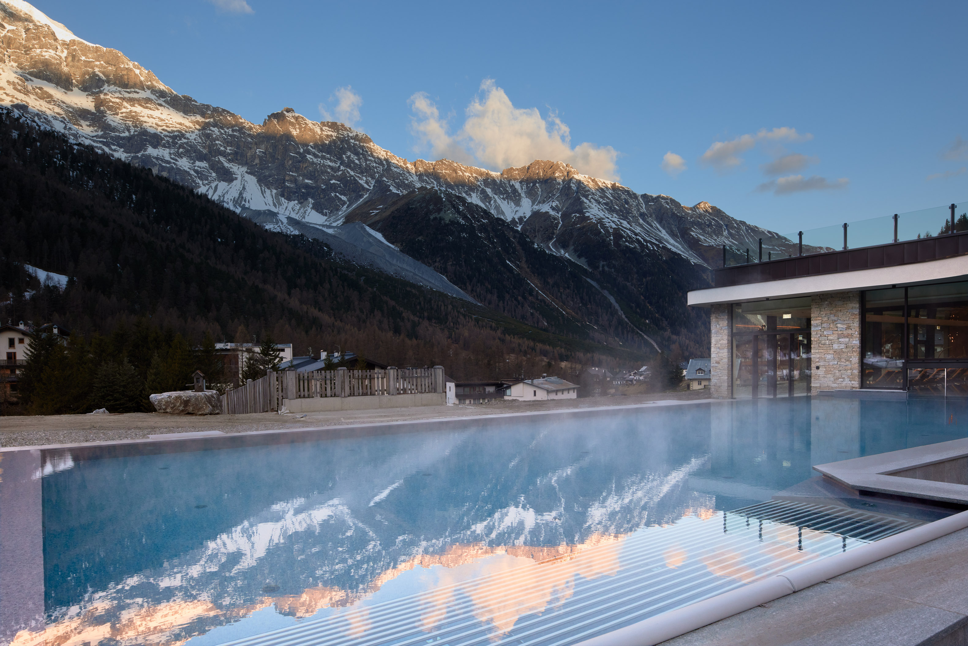 Wellnessurlaub - Klassifizierung: 4 Sterne S - Trentino-Südtirol - Outdoor-Pool mit Blick auf die Ortlergruppe - 4-Sterne-Superior Alpin Spa Hotel die Post in Südtirol