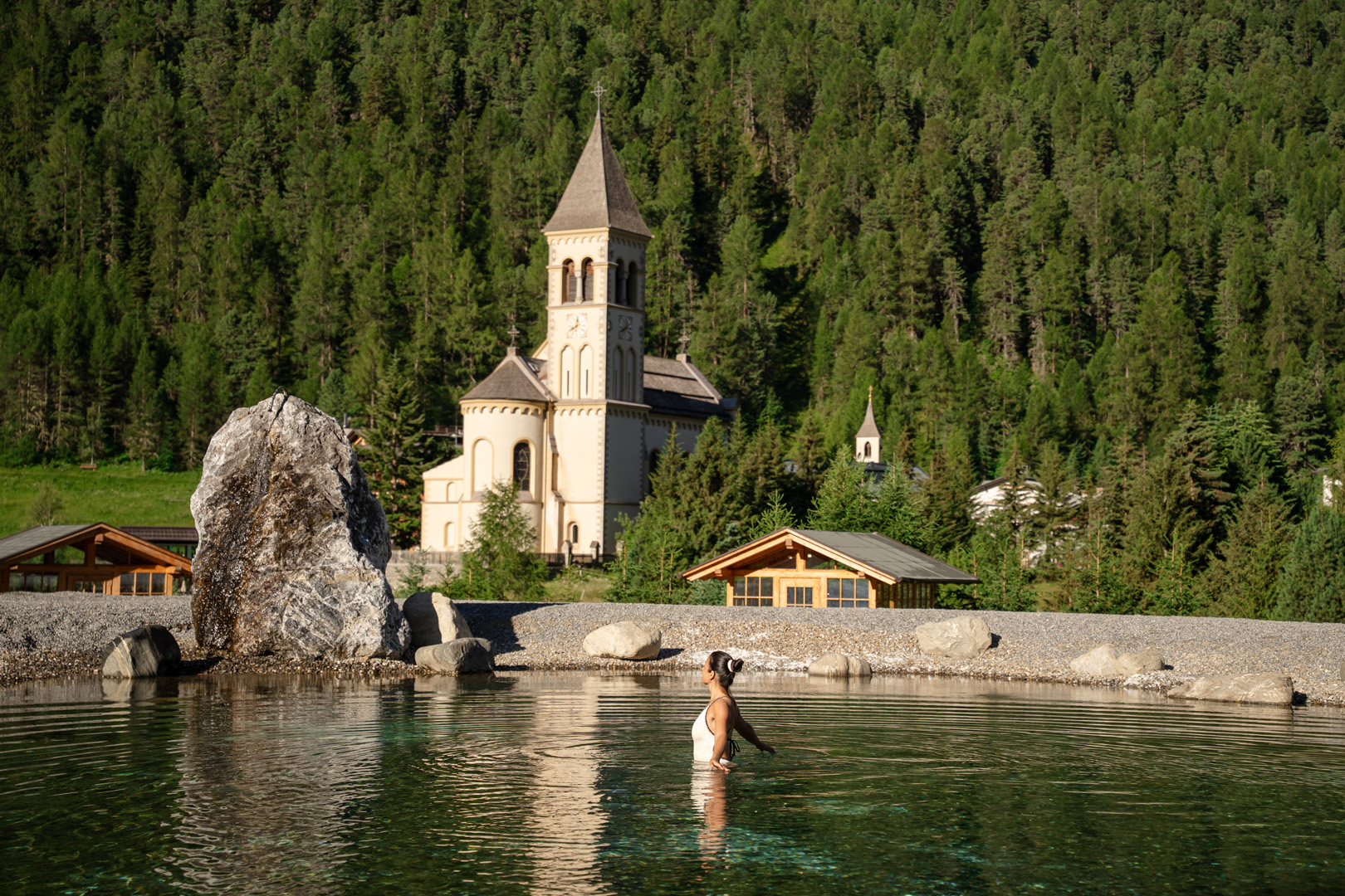 Wellnessurlaub - Südtirol  - Naturbadeteich mit Panorama-Ausblick - 4-Sterne-Superior Alpin Spa Hotel die Post in Südtirol